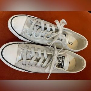 Converse low top tennis shoes